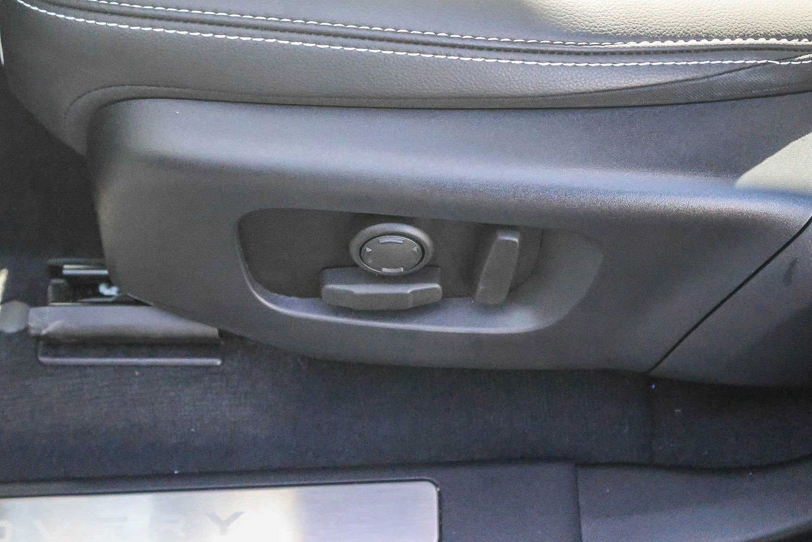 Used 2024 Land Rover Discovery Sport Dynamic SE image 28