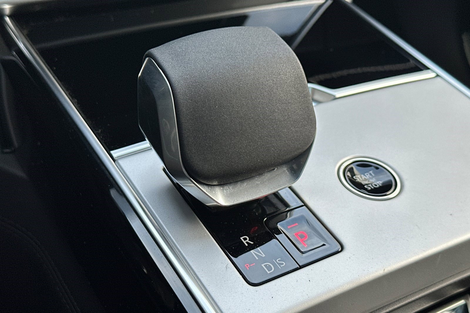 New 2026 Land Rover Range Rover Long Wheelbase SE image 23