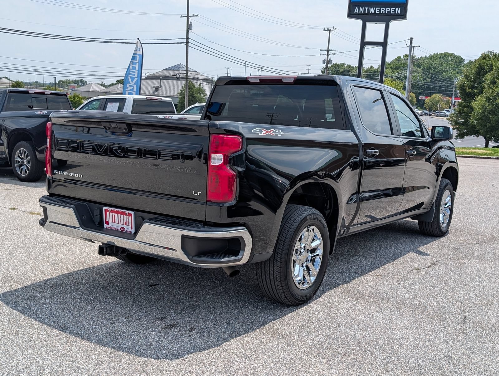 Used 2023 Chevrolet Silverado 1500 LT AWD/4WD image 3