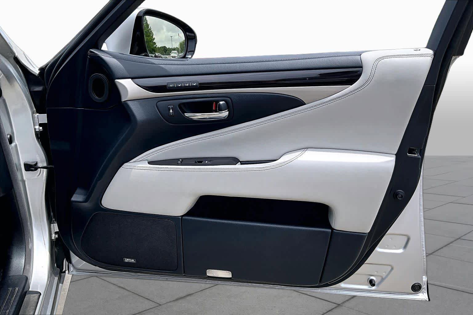 Used 2013 Lexus LS 460 w/ Comfort Pkg RWD image 20