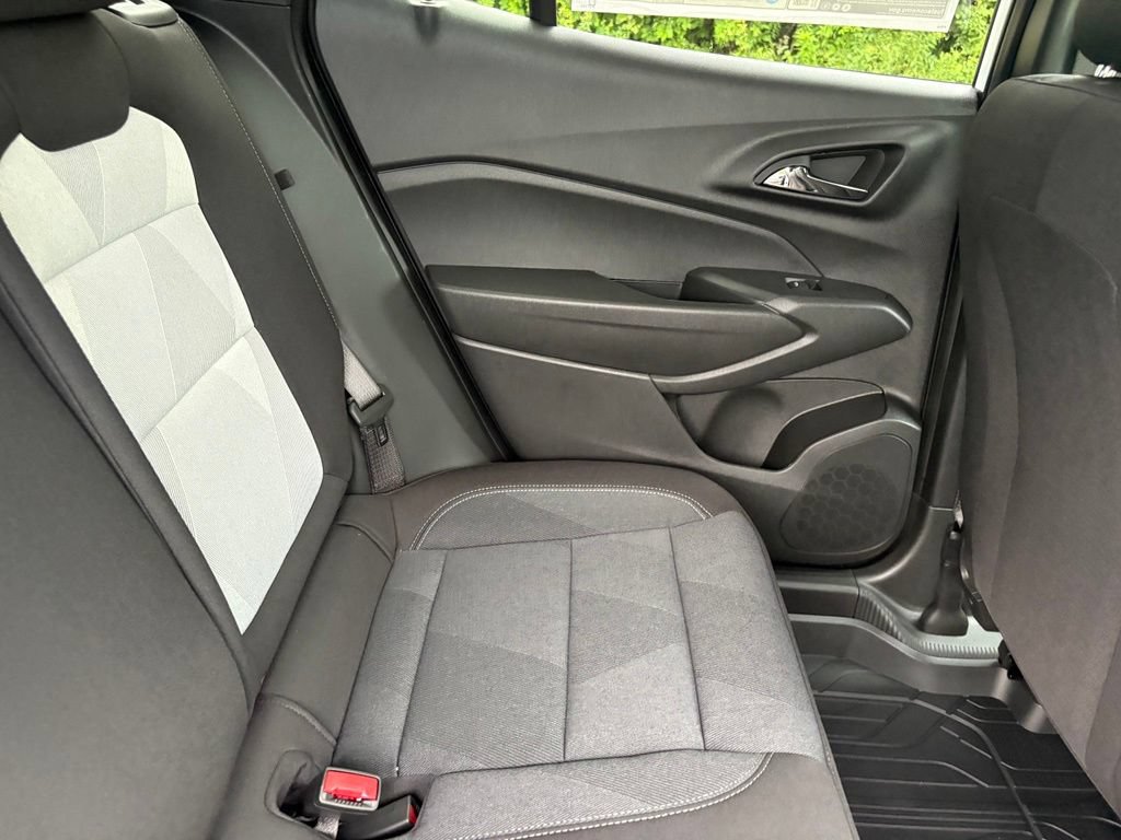 New 2026 Chevrolet Trax RS w/ Sunroof Package FWD image 35