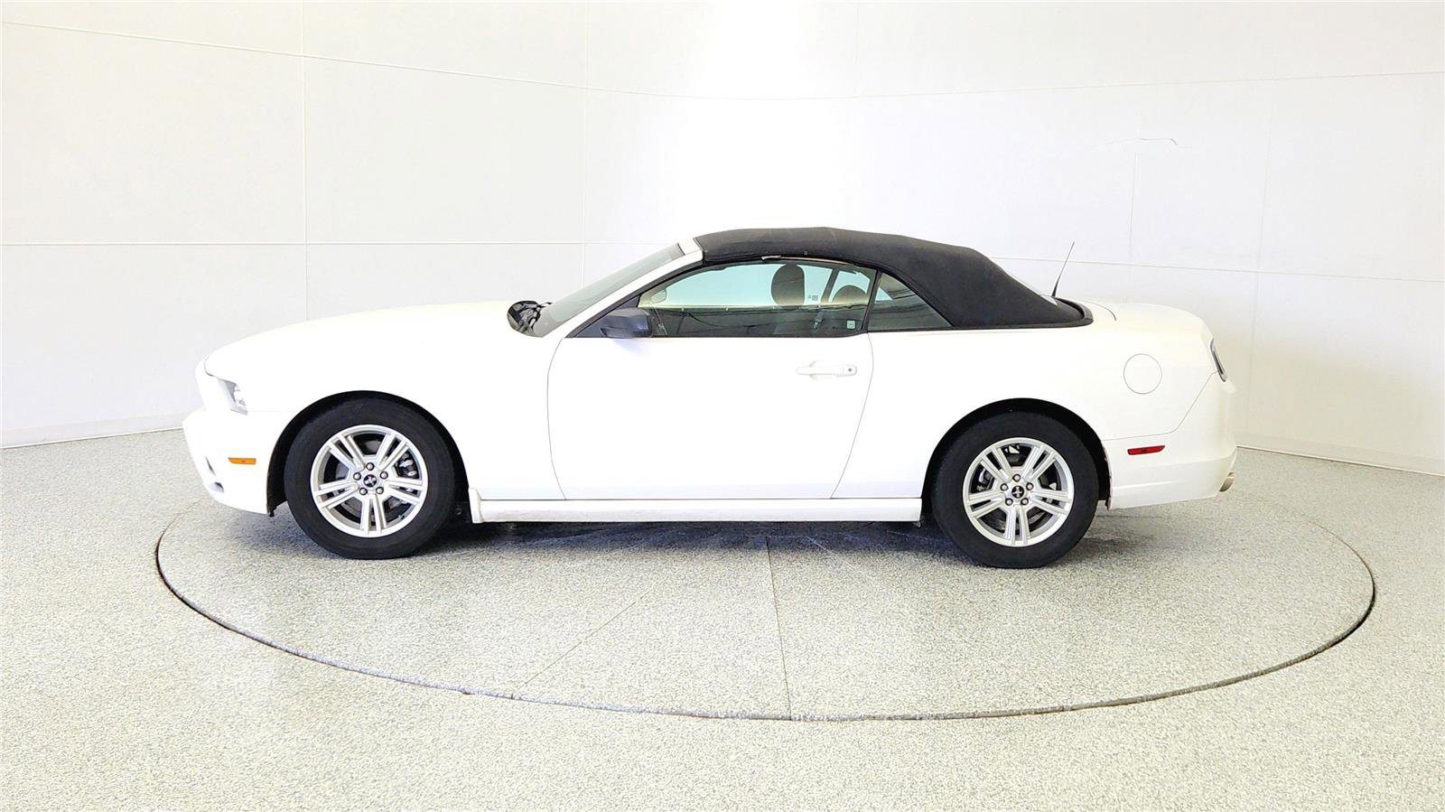 Used 2013 Ford Mustang Convertible image 4