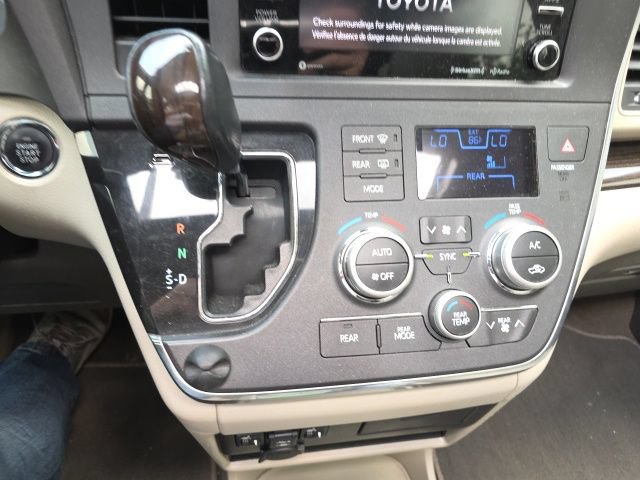 Used 2018 Toyota Sienna XLE w/ XLE Navigation Package FWD image 15