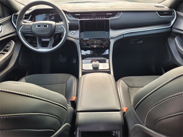 Used 2025 Jeep Grand Cherokee Altitude image 13