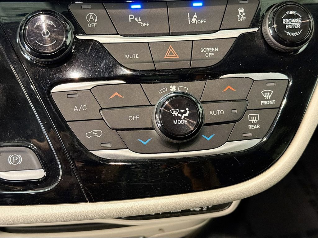 Used 2023 Chrysler Voyager LX image 14