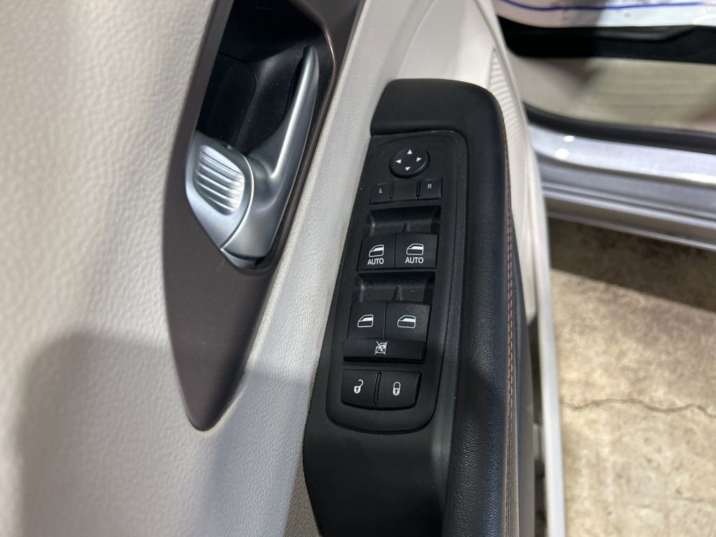 Used 2017 Chrysler Pacifica Touring-L image 17
