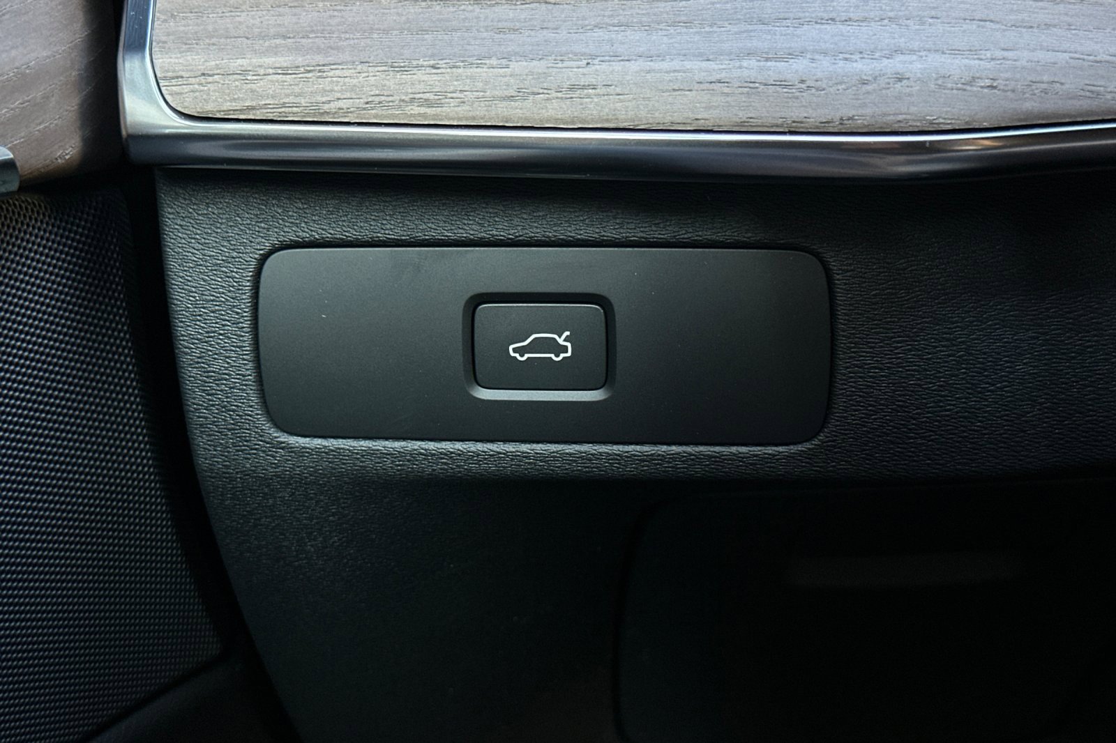 New 2026 Volvo XC90 B6 Plus w/ Protection Package Premier image 33