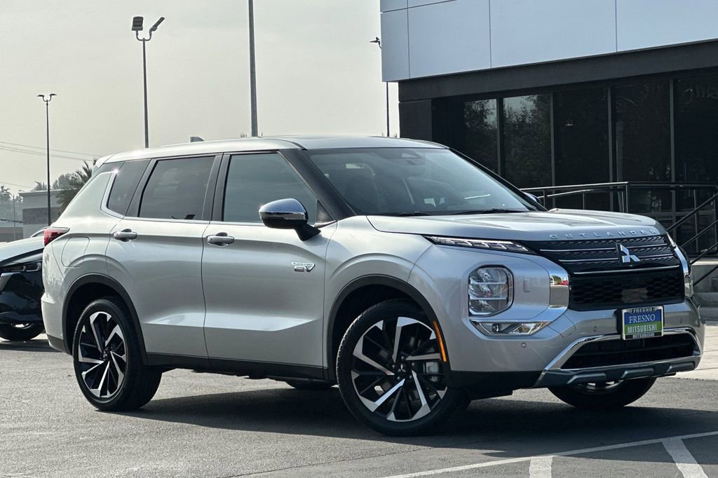 New 2025 Mitsubishi Outlander SE image 3