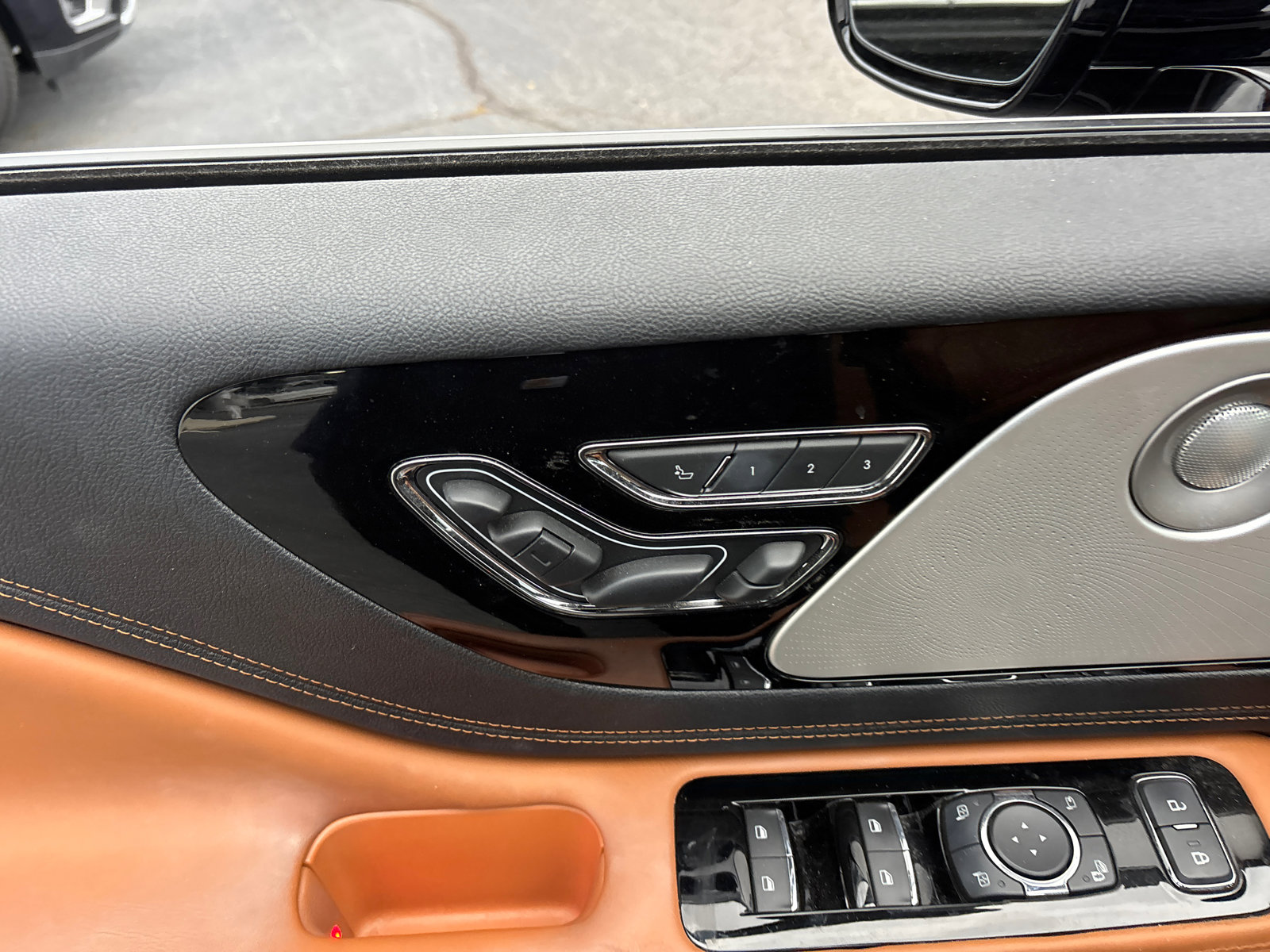 Used 2023 Lincoln Aviator Black Label w/ Class IV Trailer Tow Package image 12