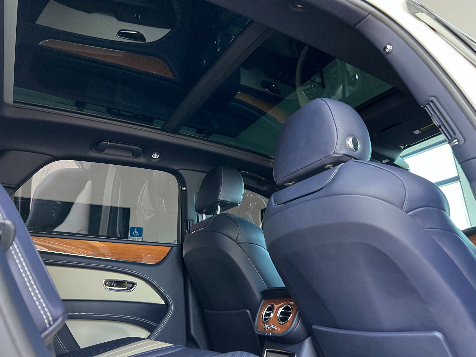 Used 2021 Bentley Bentayga image 35