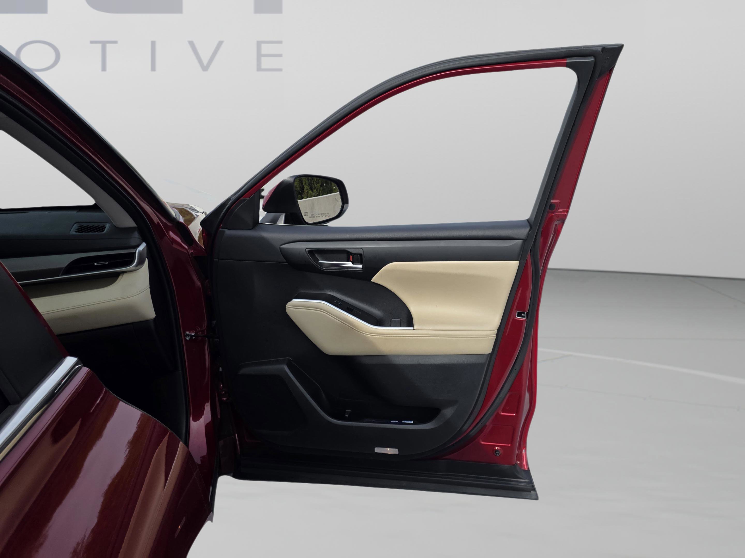 Used 2023 Toyota Highlander XLE image 19