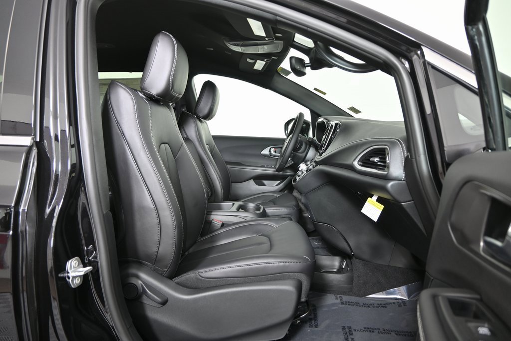 New 2026 Chrysler Pacifica Select image 13