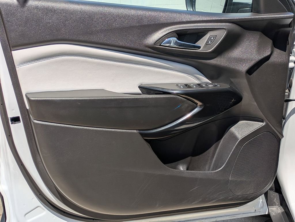 Used 2025 Chevrolet Trax LT w/ LT Convenience Package FWD image 11