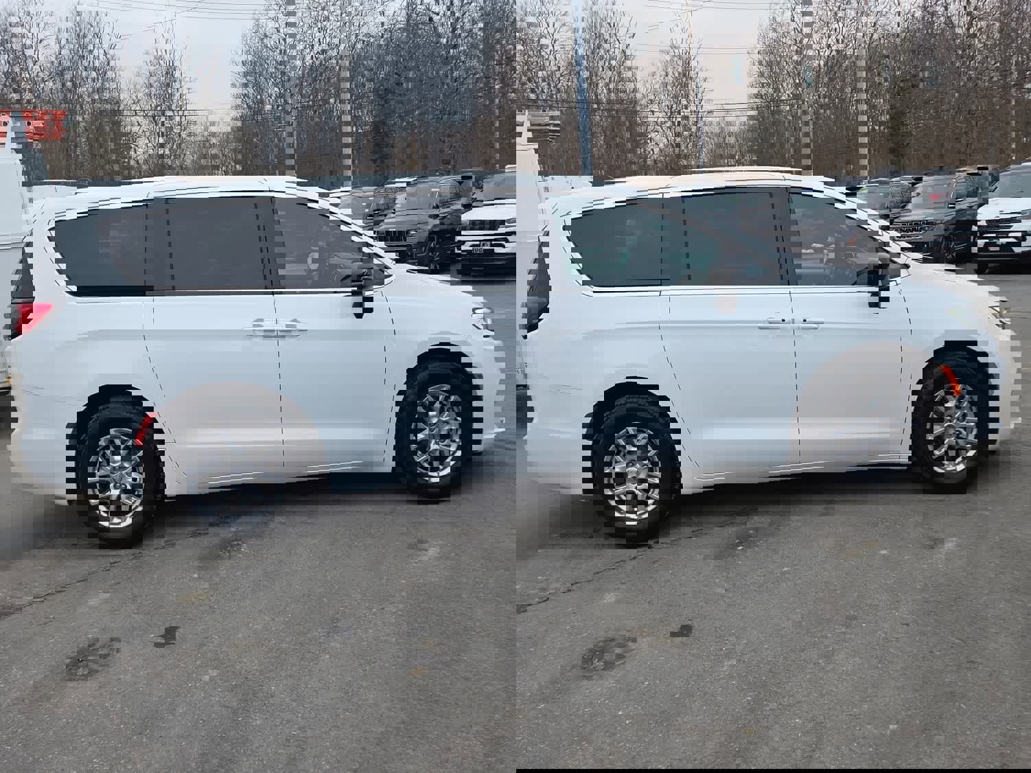 Used 2025 Chrysler Pacifica Select image 3