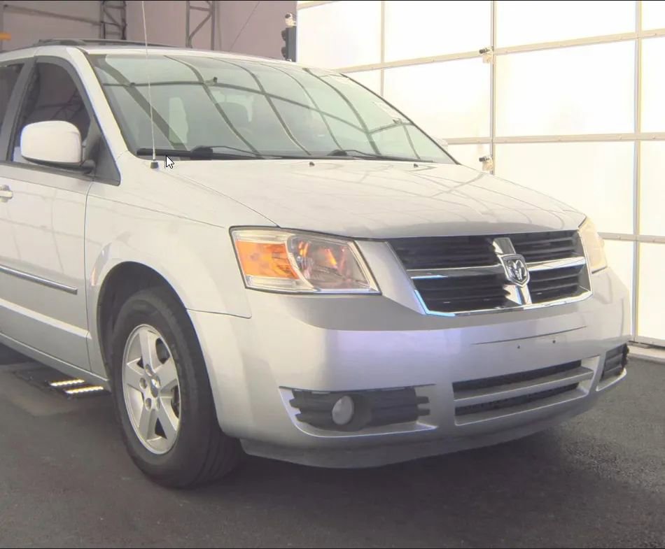 Used 2010 Dodge Grand Caravan SXT FWD image 4