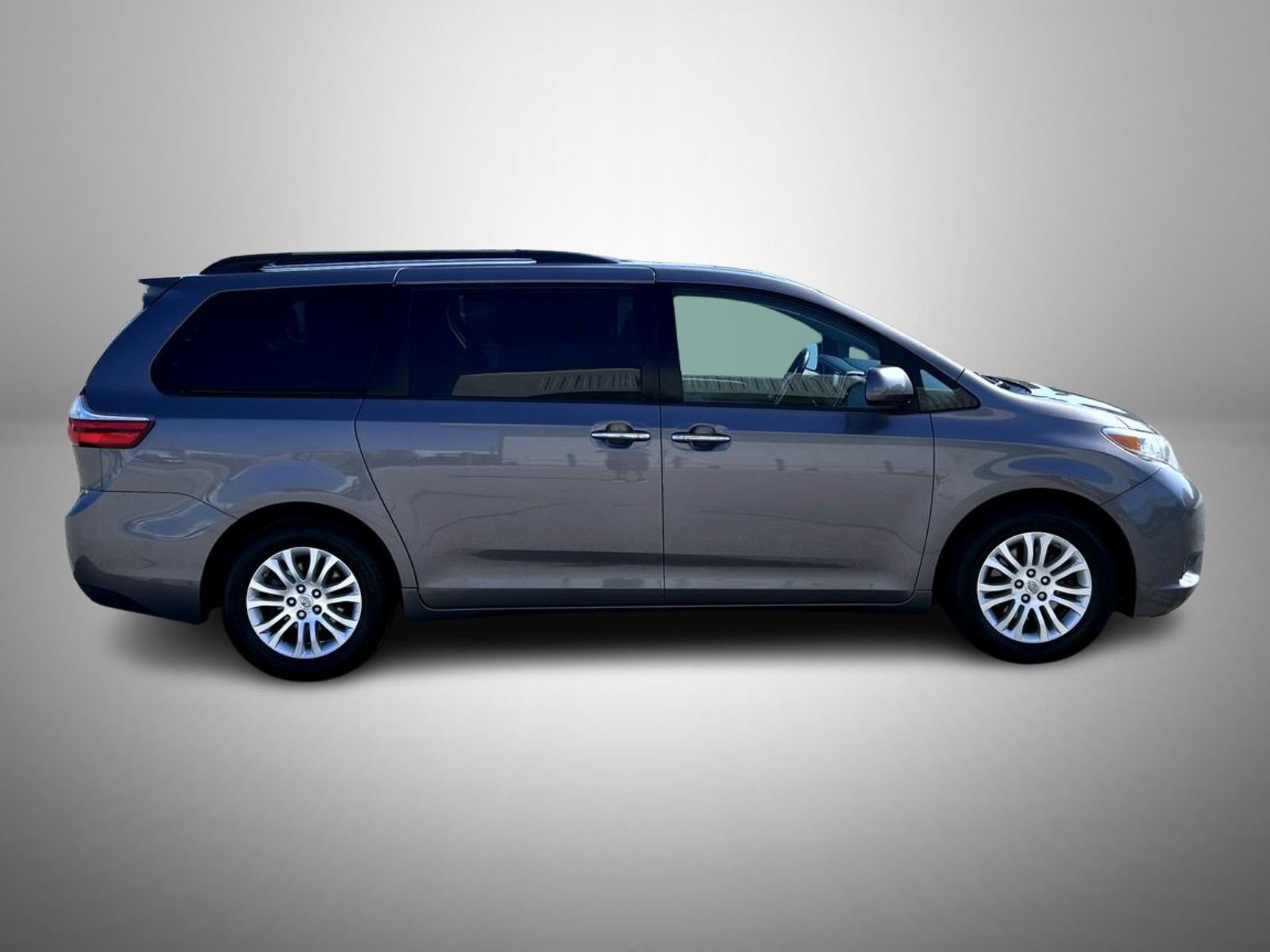 Used 2015 Toyota Sienna XLE w/ XLE Navigation Package FWD image 4