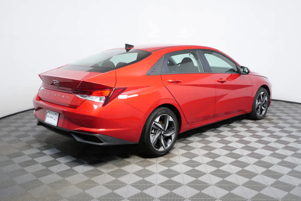 Certified 2023 Hyundai Elantra SEL w/ Convenience Package image 3