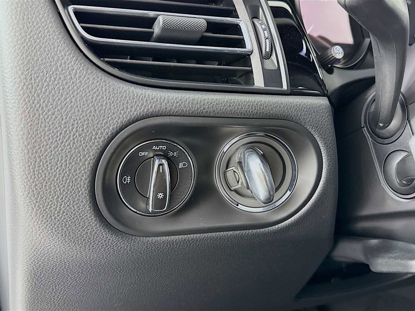 Certified 2025 Porsche Macan T image 14