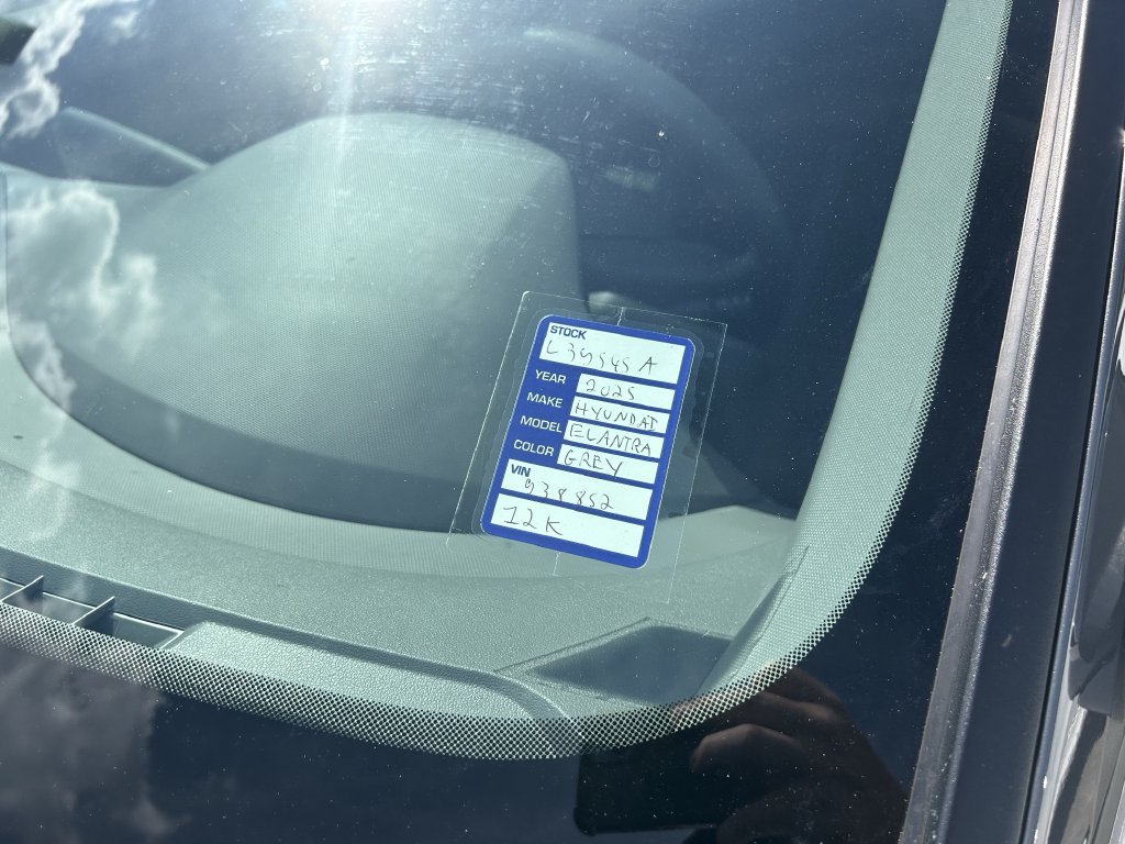 Certified 2025 Hyundai Elantra SE FWD image 12