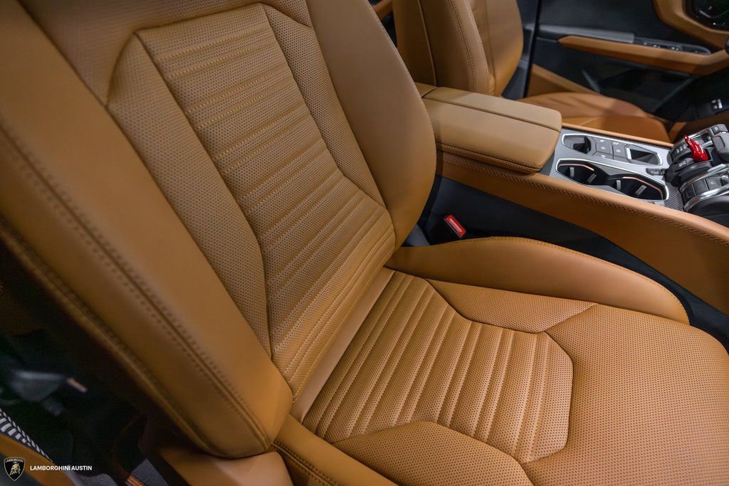 Used 2025 Lamborghini Urus Performante AWD/4WD image 56