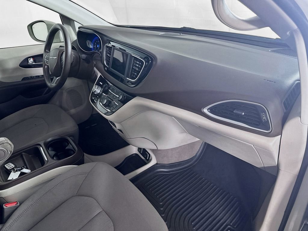 Used 2020 Chrysler Pacifica Touring image 30