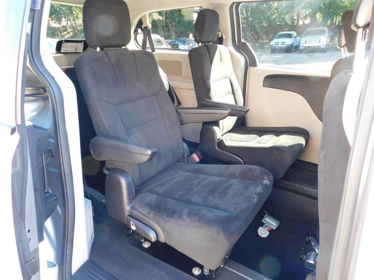 Used 2016 Dodge Grand Caravan SXT w/ Rear Park Assist Package image 17