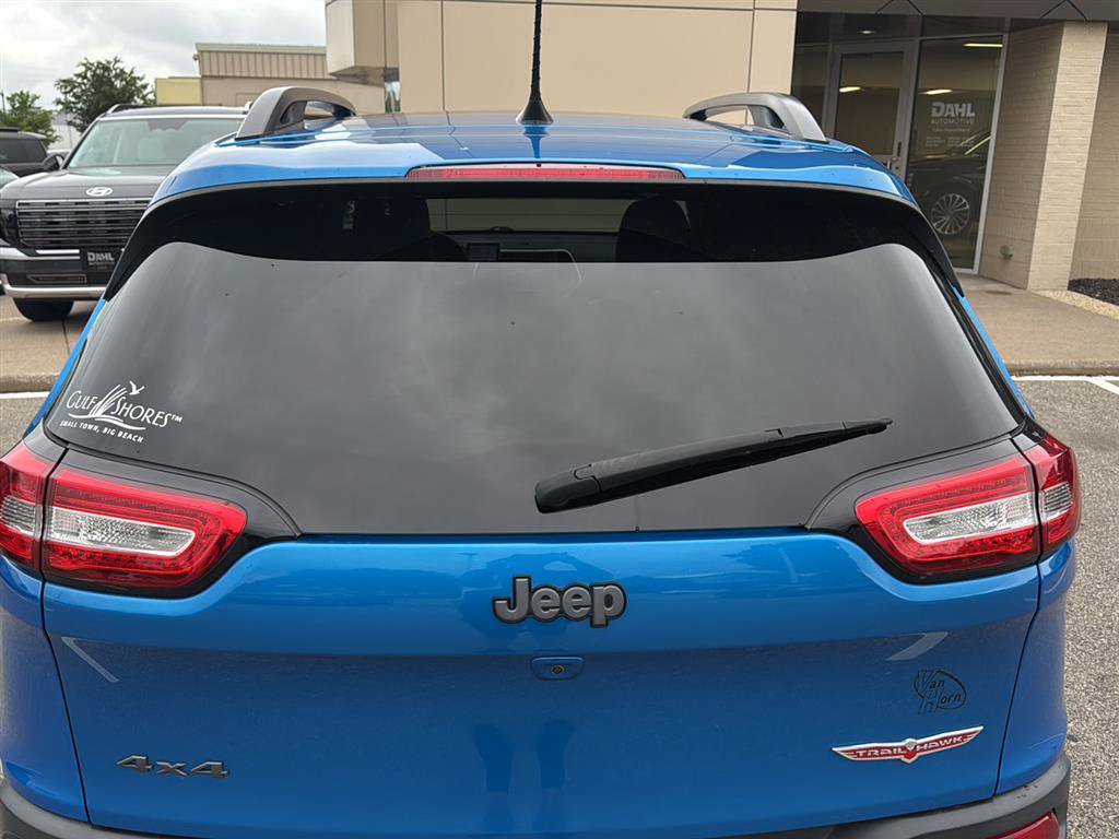Used 2017 Jeep Cherokee Trailhawk AWD/4WD image 10