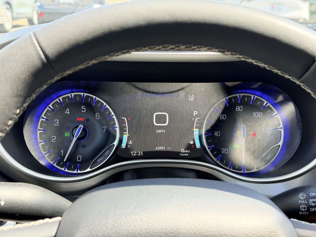 Used 2023 Chrysler Pacifica Touring-L image 10
