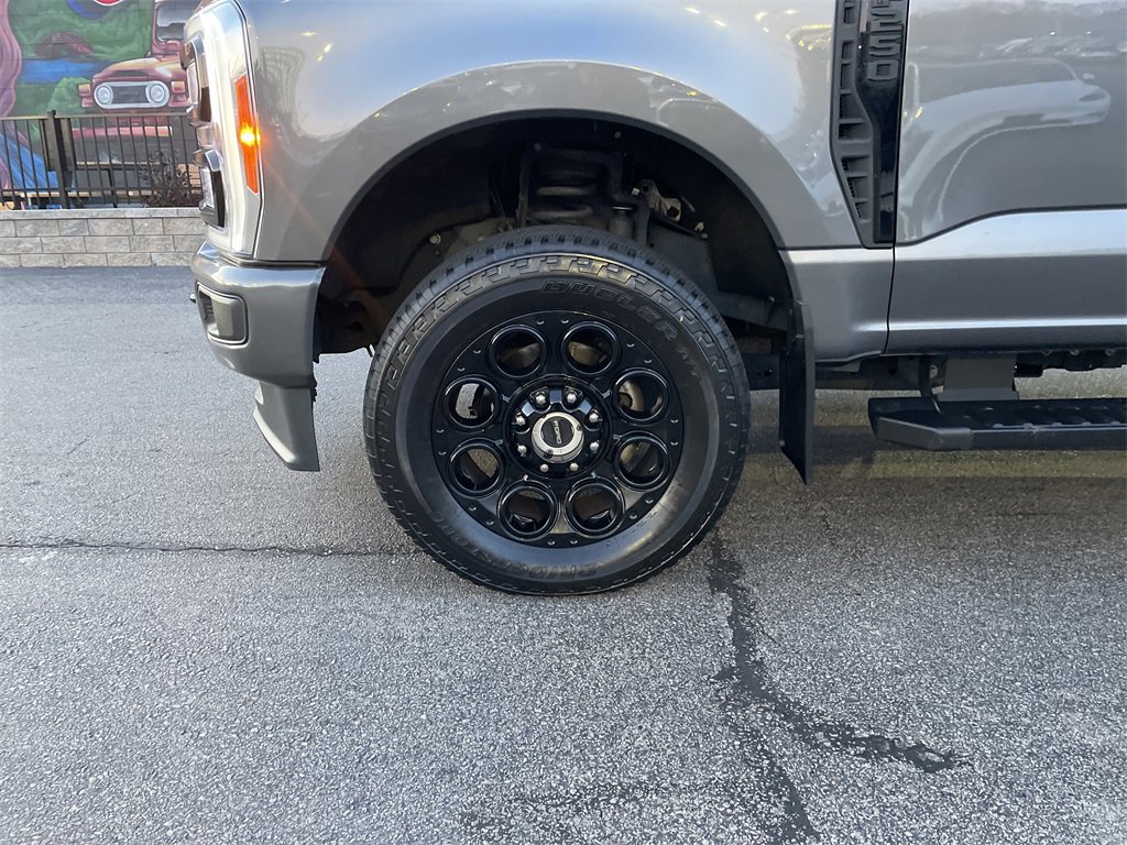 Used 2023 Ford F250 Lariat w/ Black Appearance Package image 9