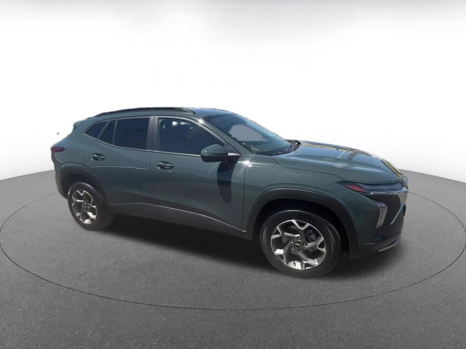 Used 2025 Chevrolet Trax LT FWD image 2