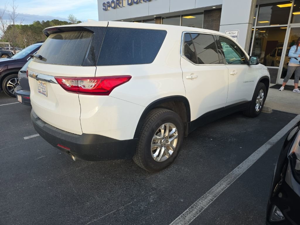 Used 2021 Chevrolet Traverse LS image 3