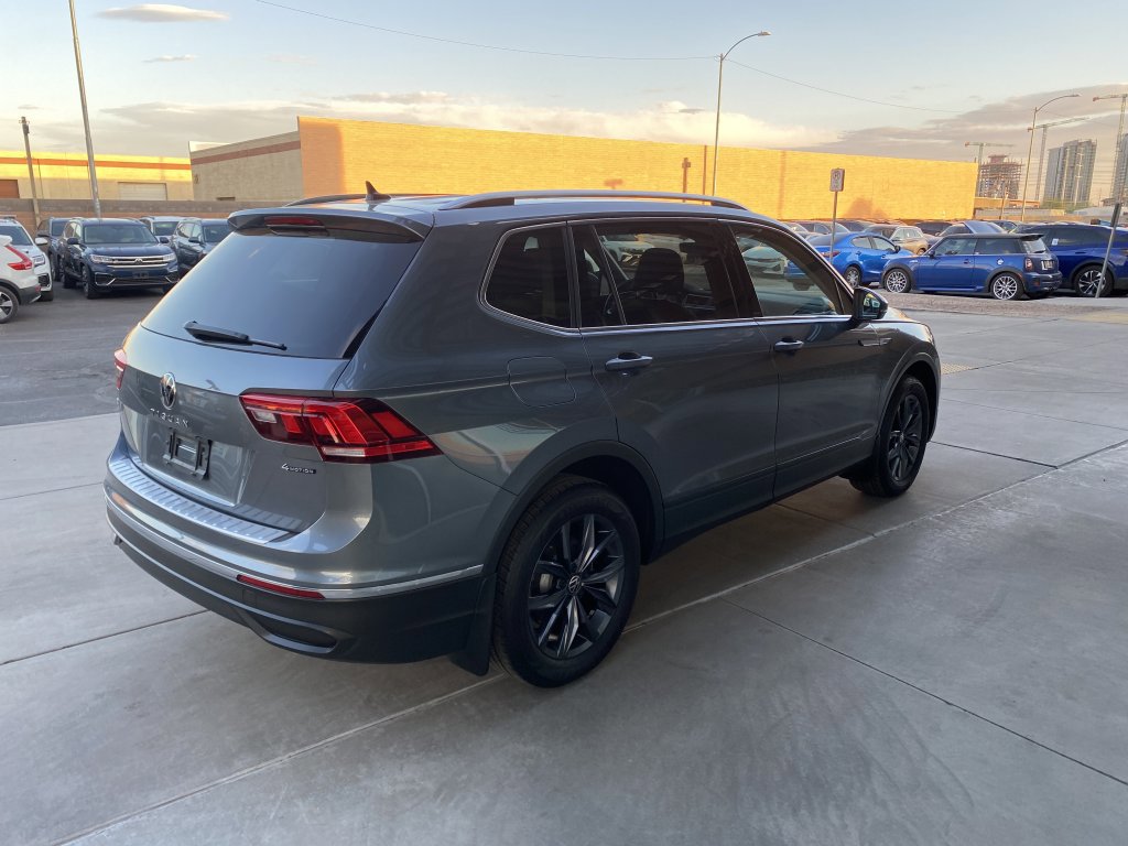 Used 2023 Volkswagen Tiguan SE w/ Panoramic Sunroof Package image 5