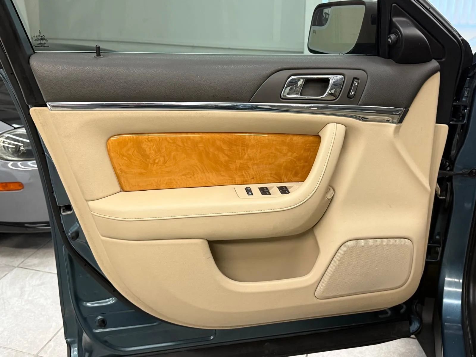 Used 2010 Lincoln MKS image 13