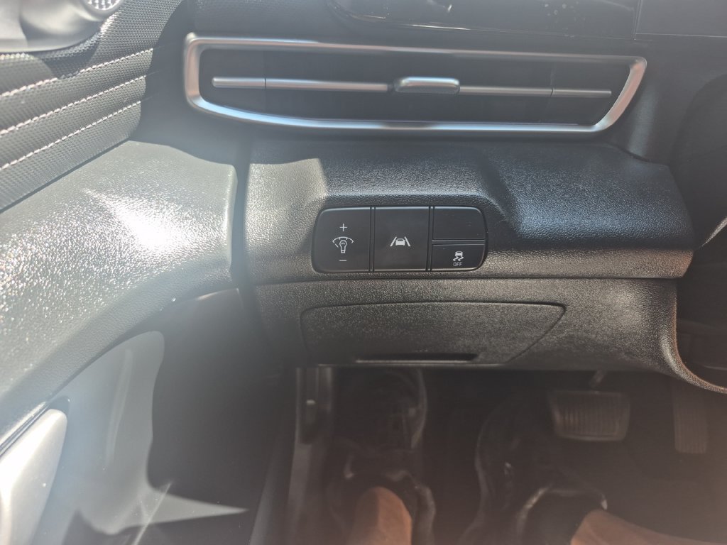 Used 2022 Hyundai Elantra Limited FWD image 17