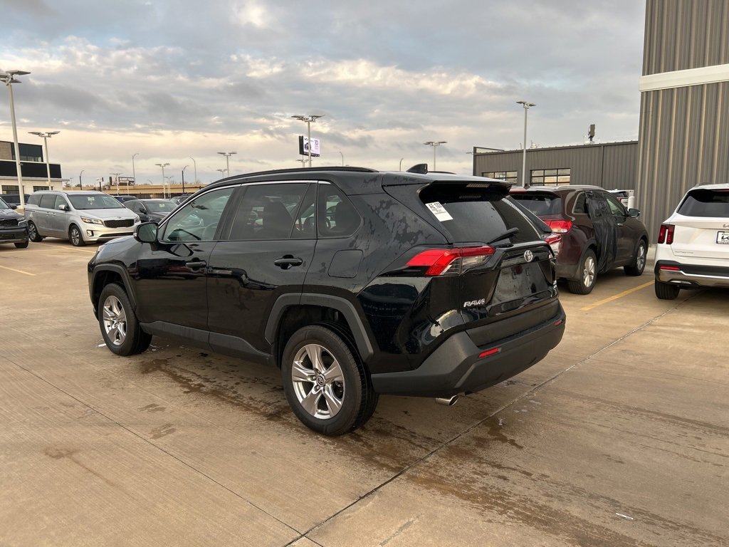 Used 2022 Toyota RAV4 XLE image 2