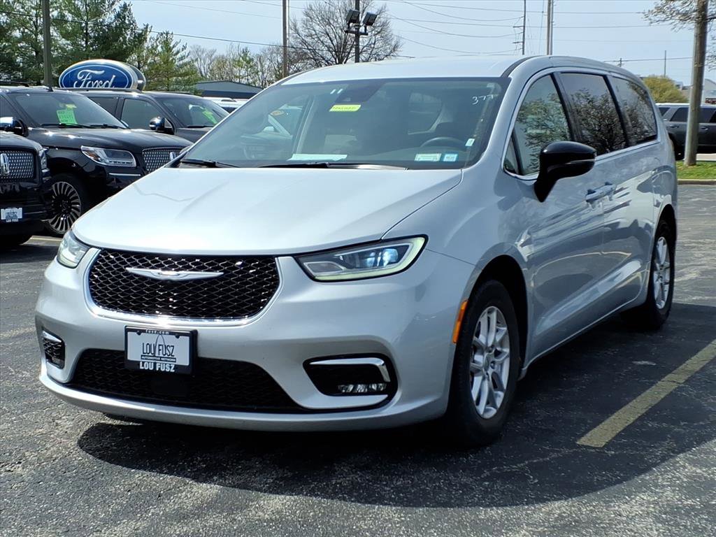 Used 2024 Chrysler Pacifica Touring-L image 3