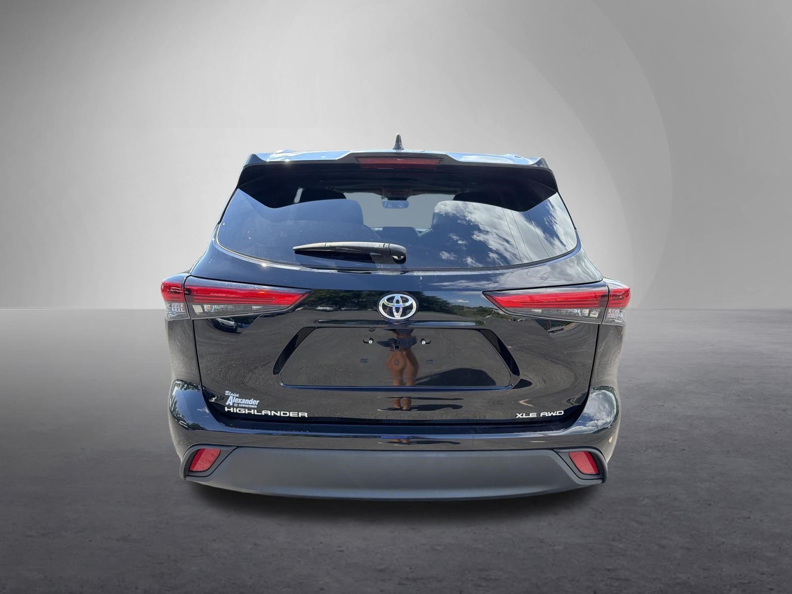 Used 2021 Toyota Highlander XLE AWD/4WD image 4