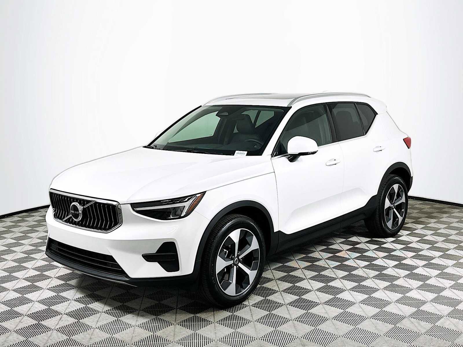Used 2025 Volvo XC40 B5 Core w/ Protection Package Premier image 3