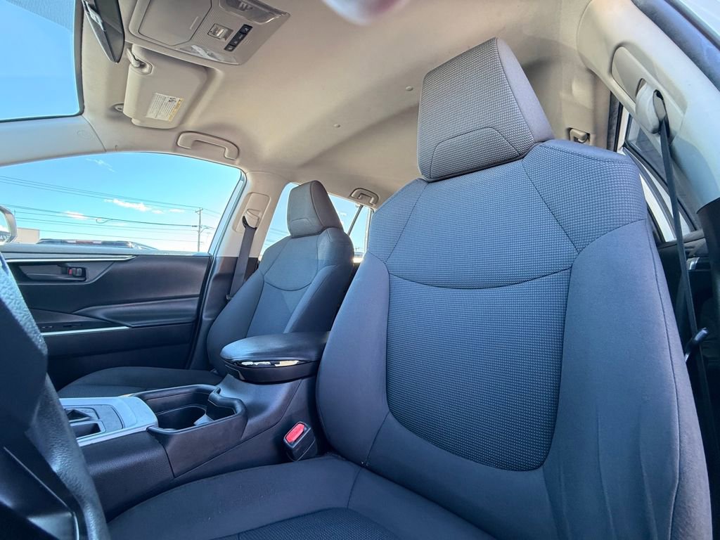 Used 2021 Toyota RAV4 LE image 25