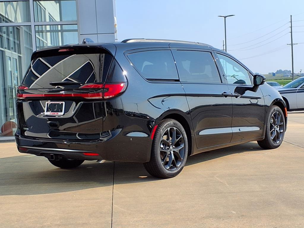 New 2025 Chrysler Pacifica Limited w/ Trailer Tow Group image 2