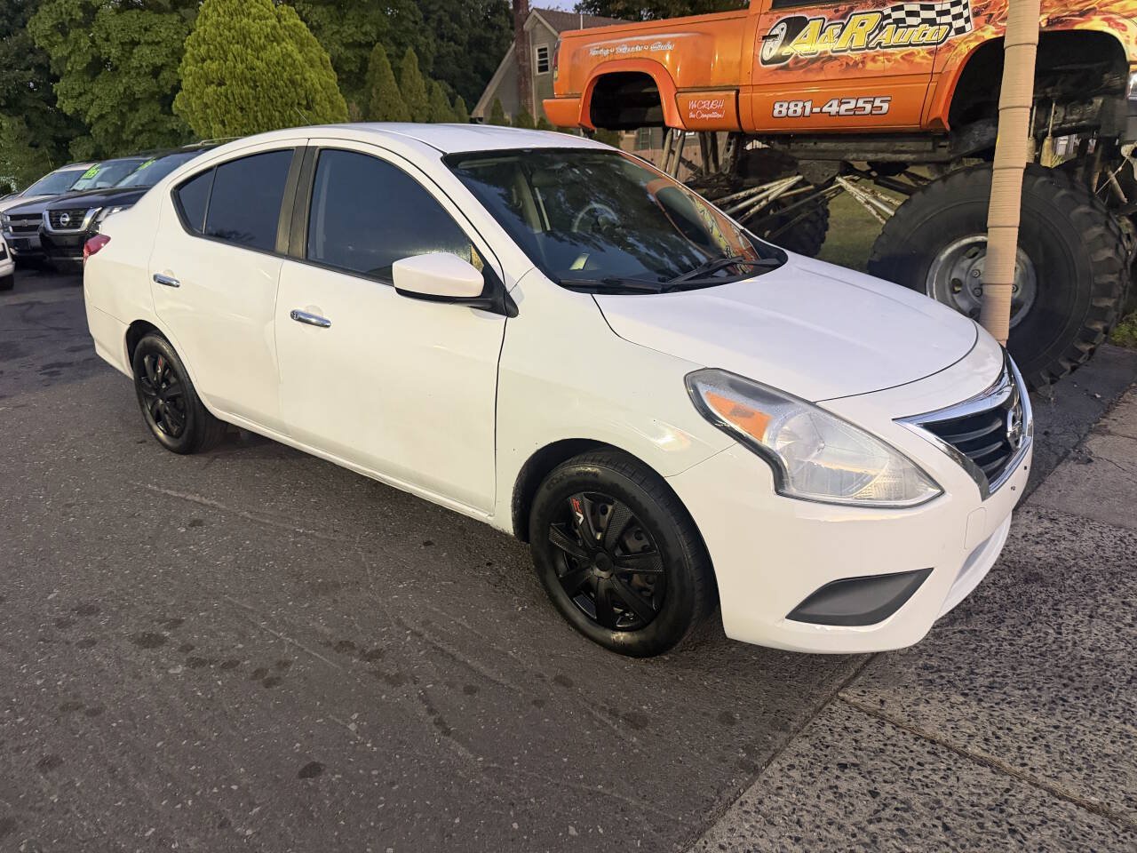 Used 2016 Nissan Versa SV FWD image 2
