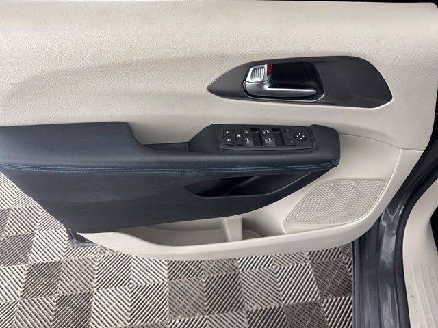 Used 2021 Chrysler Pacifica Touring w/ Cold Weather Group FWD image 22