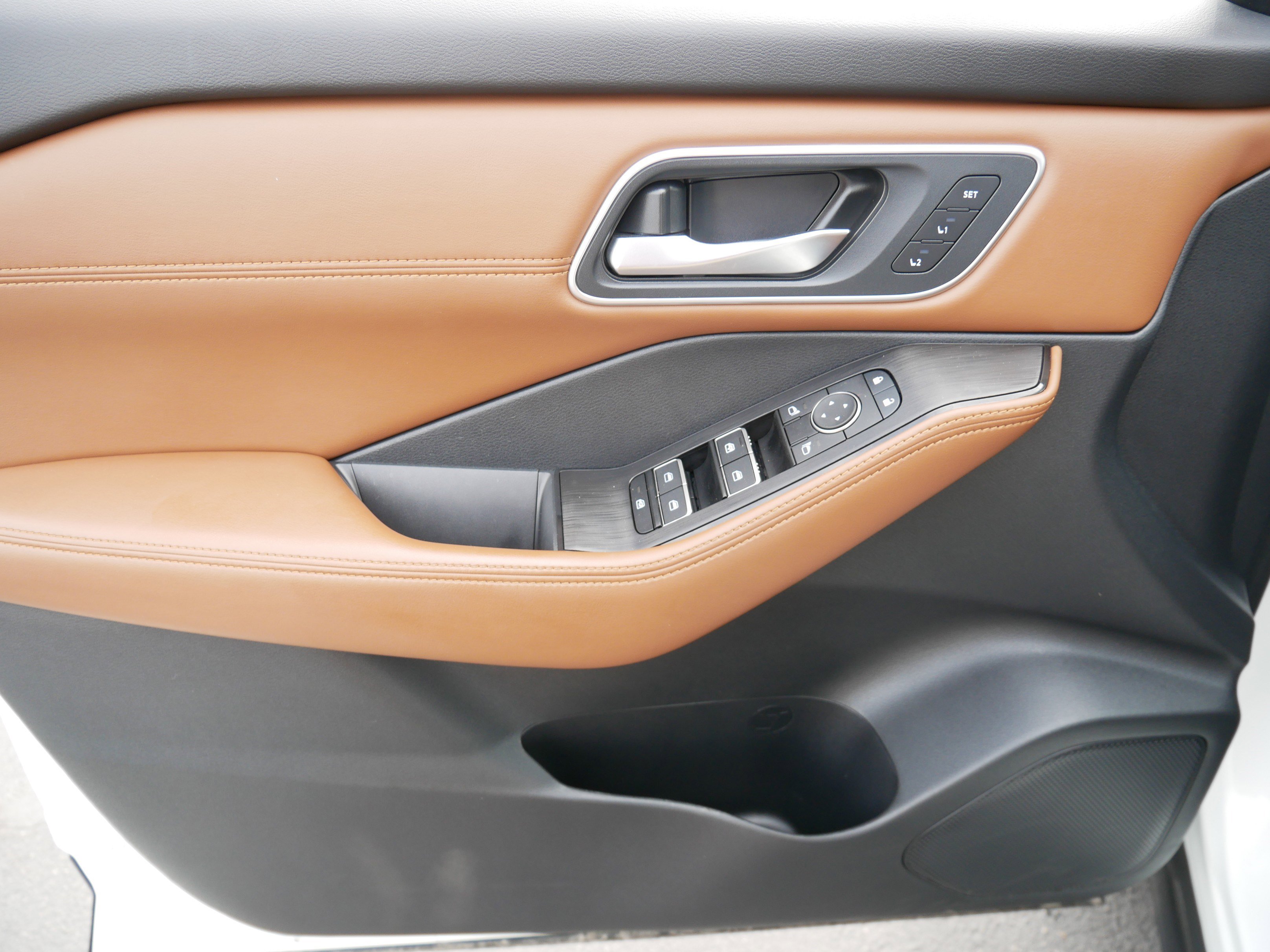 Used 2025 Nissan Rogue Platinum image 30