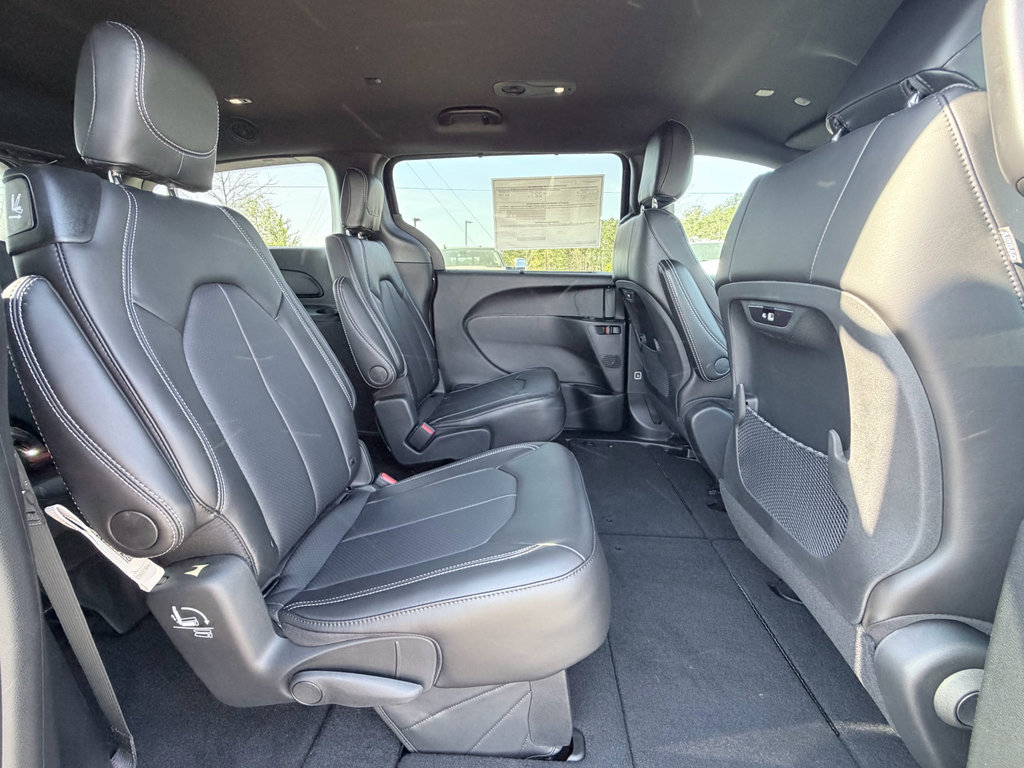 New 2026 Chrysler Pacifica Select image 24