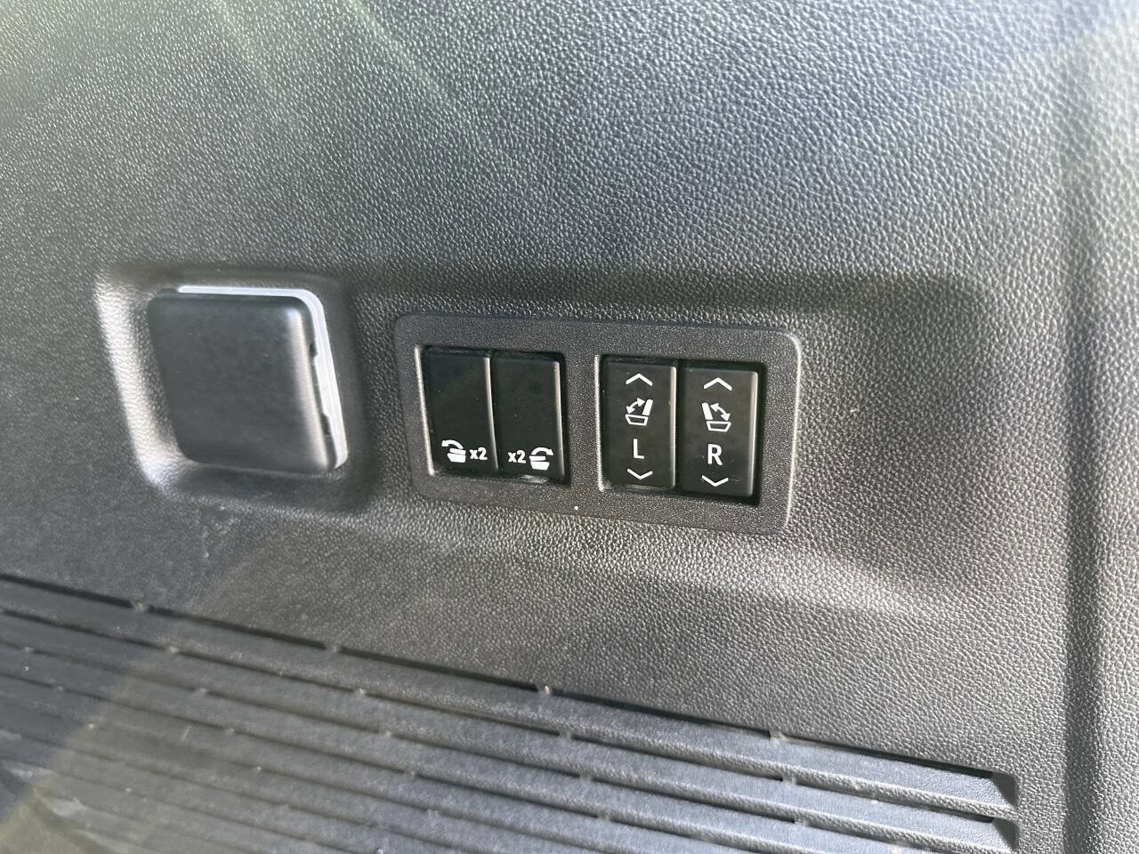 Used 2023 GMC Yukon XL Denali Ultimate image 24