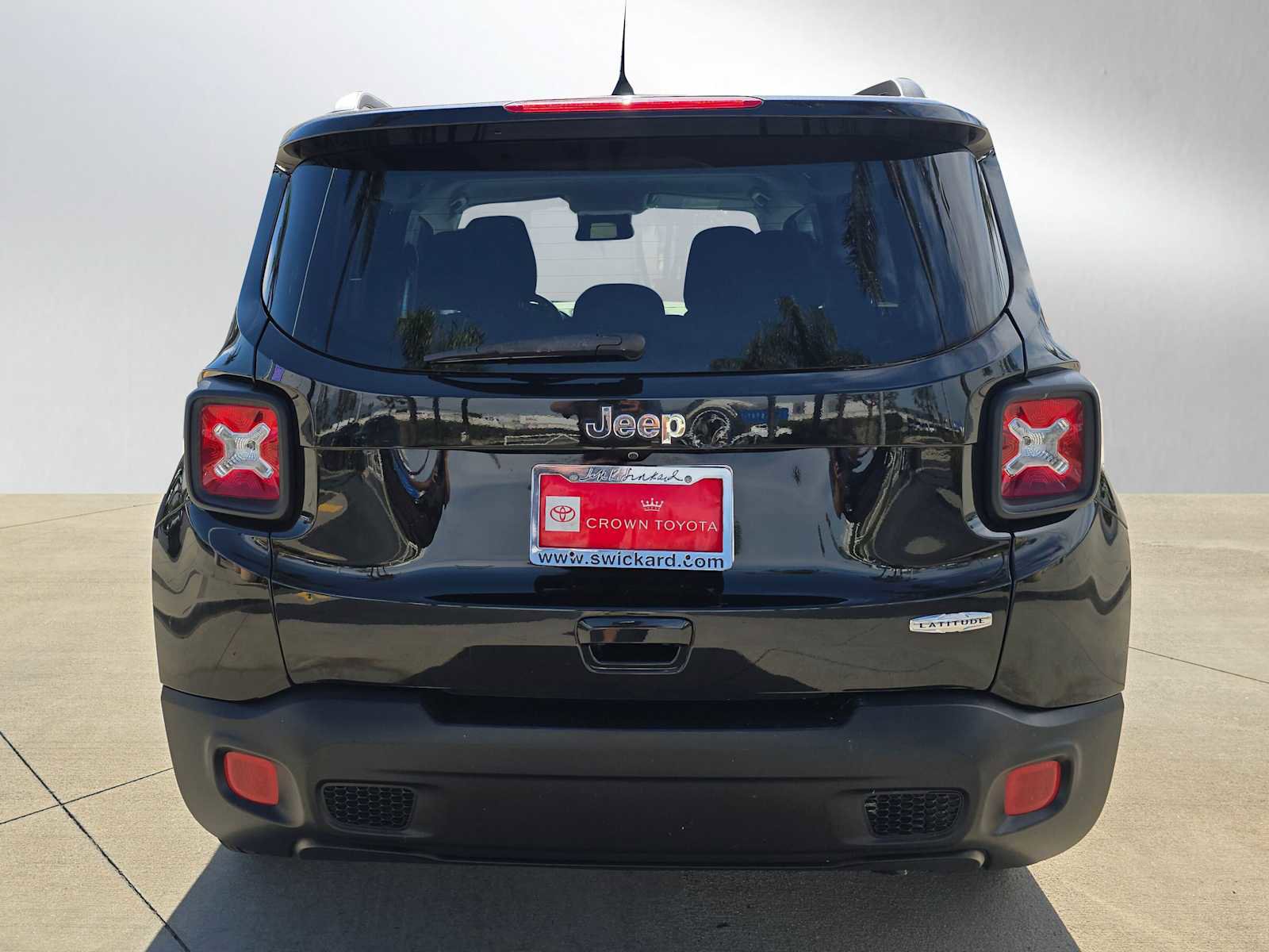 Used 2018 Jeep Renegade Latitude w/ UConnect 8.4 Nav Group image 4