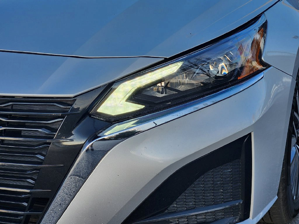 Used 2025 Nissan Altima 2.5 SV FWD image 8