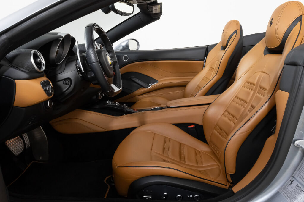 Used 2016 Ferrari California T RWD image 26