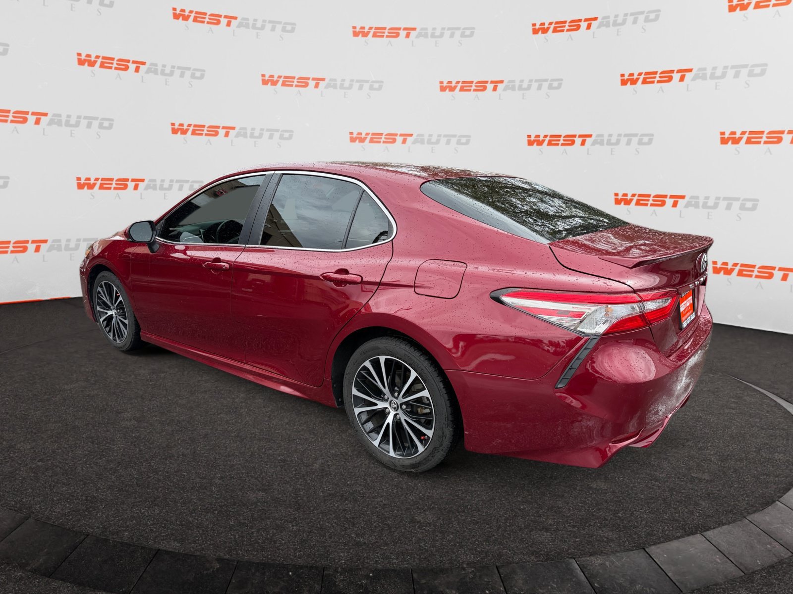 Used 2018 Toyota Camry SE w/ Moonroof Package FWD image 3