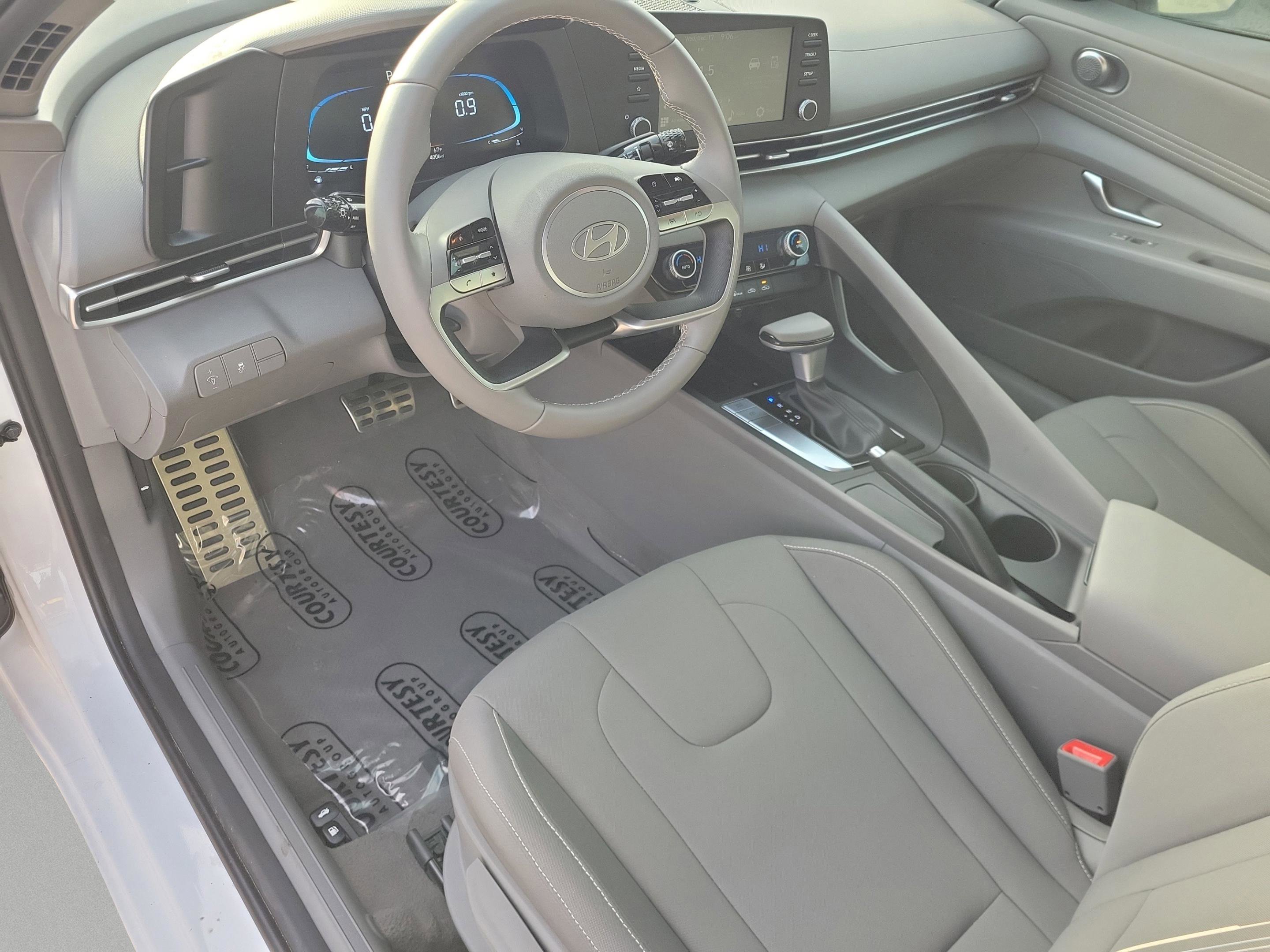 Certified 2025 Hyundai Elantra Sport image 19